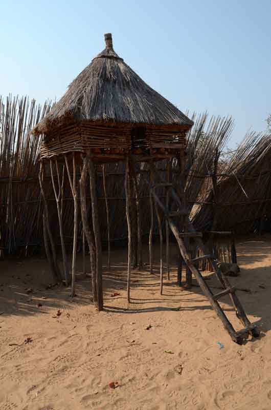 41 - Namibia - poblado Kavango - gallinero